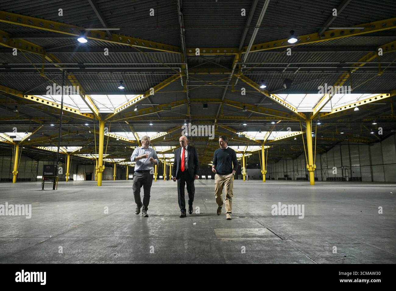 defence-secretary-john-healey-centre-with-director-of-defence-at