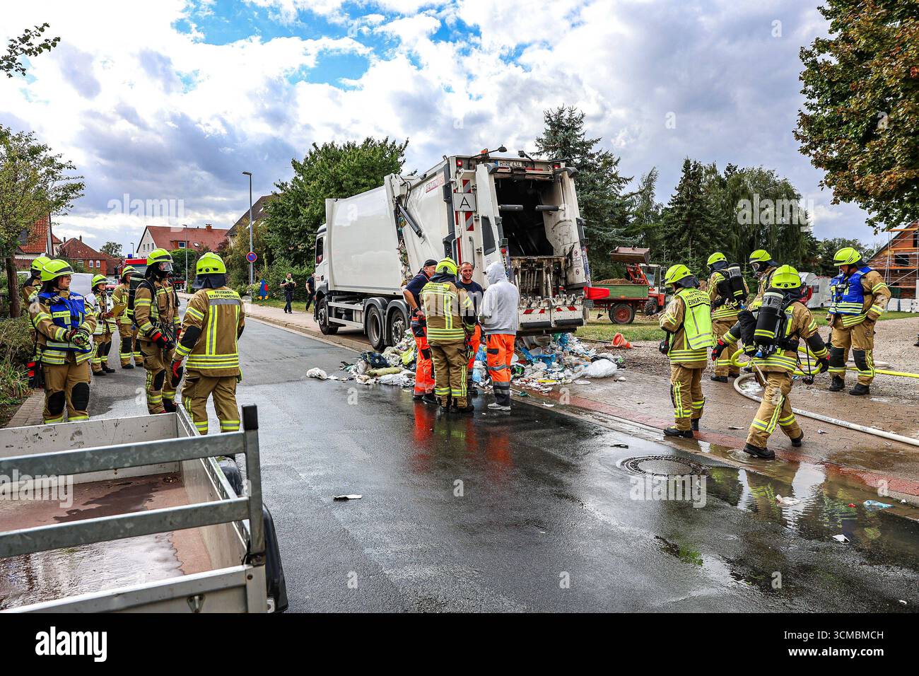 Wertstoffsammel-Lastwagen gerät in Laderaum in Brand - Feuerwehrleute ...