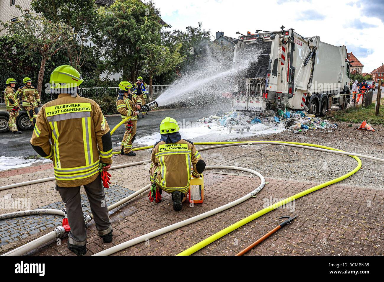Wertstoffsammel-Lastwagen gerät in Laderaum in Brand - Feuerwehrleute ...