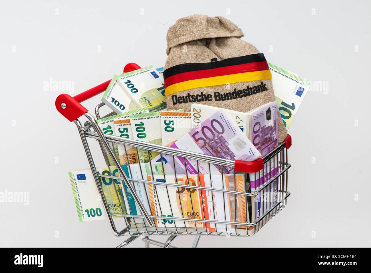 Viele Euro Geldbündel liegen in einem Einkauswagen In einem Einkaufswagen liegen viele Bündel Euro Banknoten als Symbol für Wohlstand unf Kaufkraft ** Stock Photo