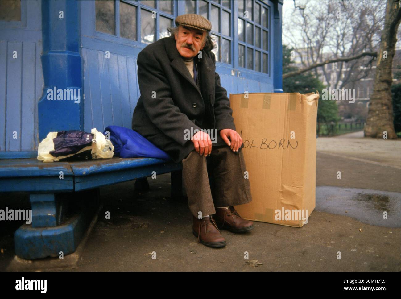 Rough sleeper UK 1980s homeless man sleeping in London parks 1985. Lincoln Inns Field Tramps with cardboard box overnight shelters HOMER SYKES Stock Photo