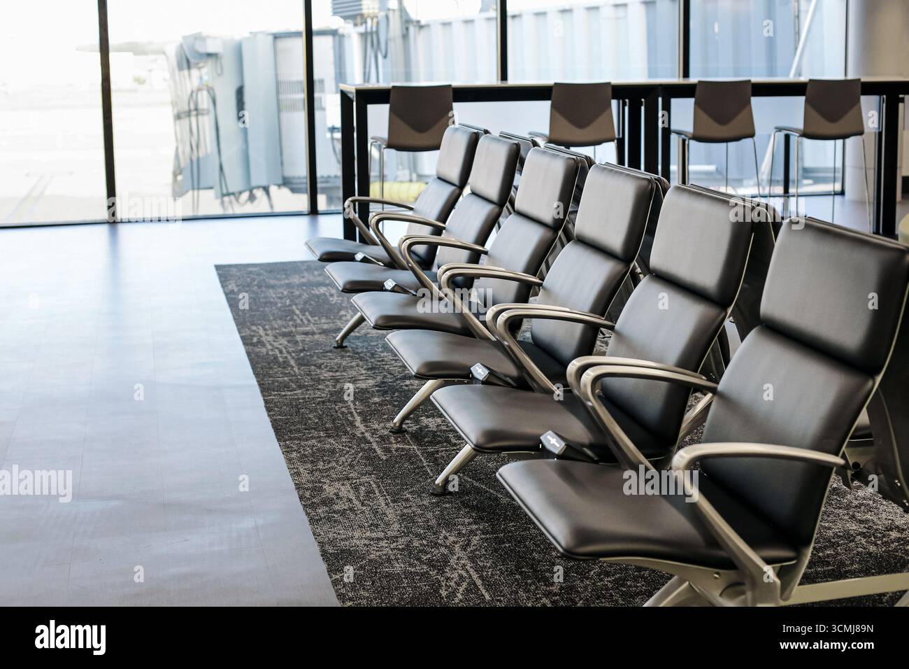 Airportchairs hi-res stock photography and images - Alamy
