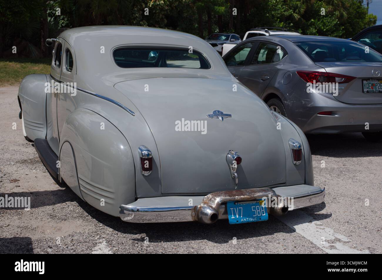 0 Plymouth the - and of Guard Coast Roadking Classic Curbside Past 