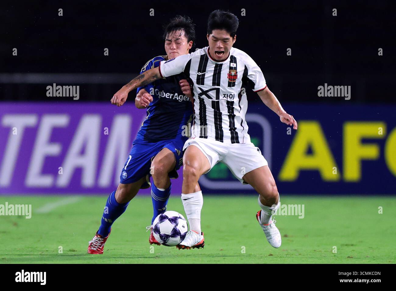 (L-R) Yuki Soma (Zelvia), Choi Jun (FC Seoul), SEPTEMBER 16, 2025 ...