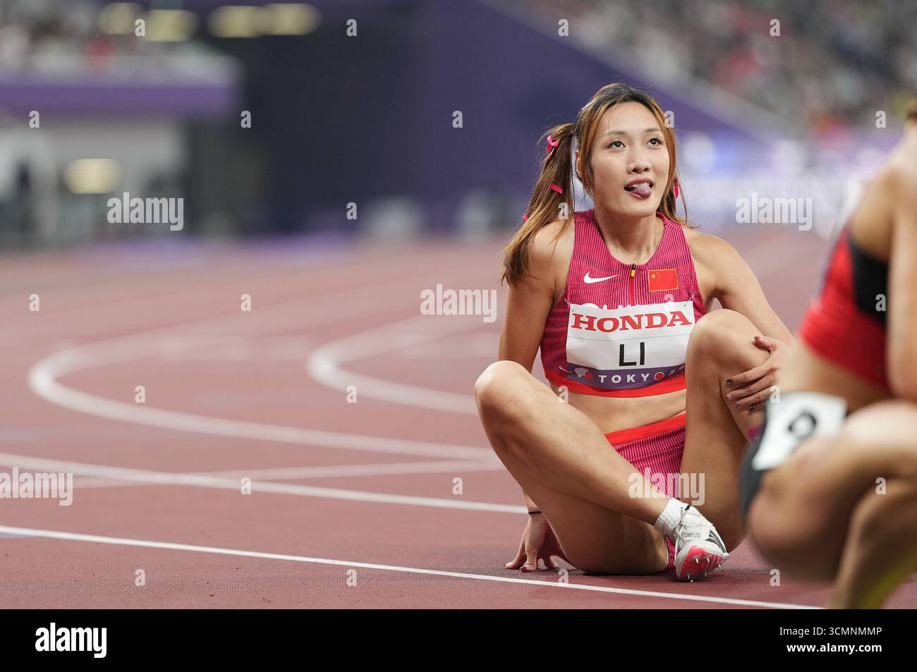 (250917) -- TOKYO, Sept. 17, 2025 (Xinhua) -- Li Yuting of China reacts ...