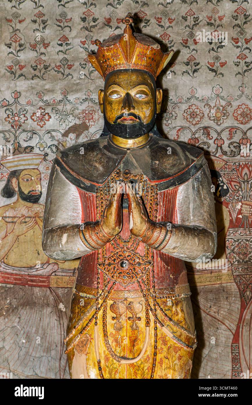King Rajasingha Sri Lanka - Dambulla - Maha Alut Viharaya - Statue of King Rajasinghe ...
