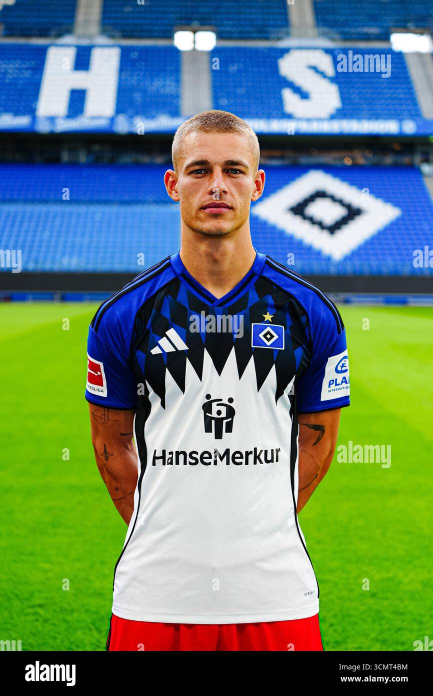 Hamburg, Deutschland. 17th Sep, 2025. Miro Muheim (Hamburger SV, #28 ...