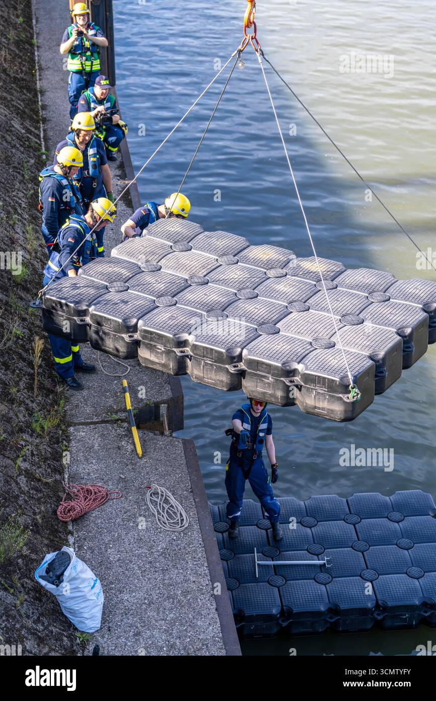 Construction of a floating platform using the Jet-Float system, which ...