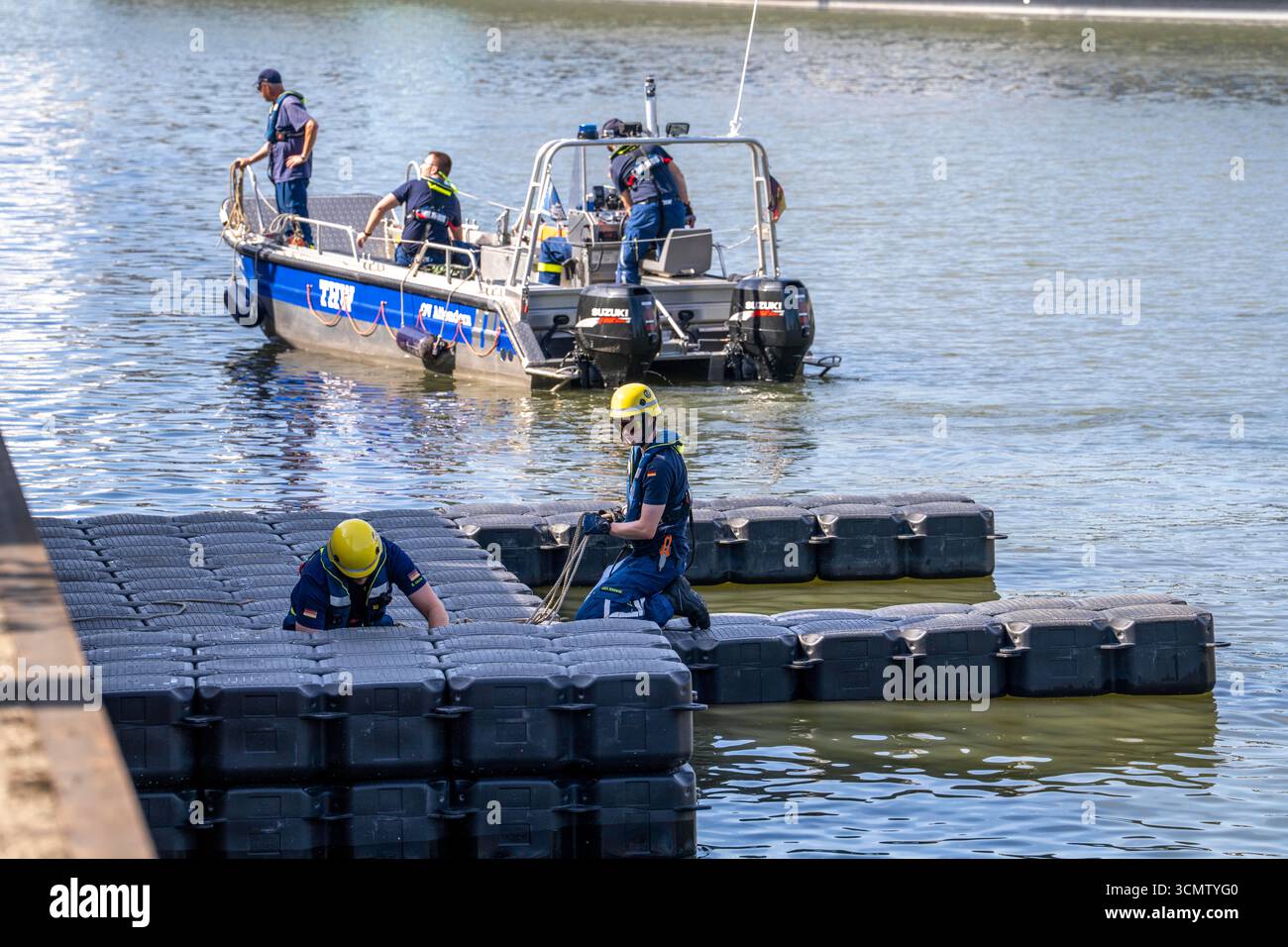 Construction of a floating platform using the Jet-Float system, which ...