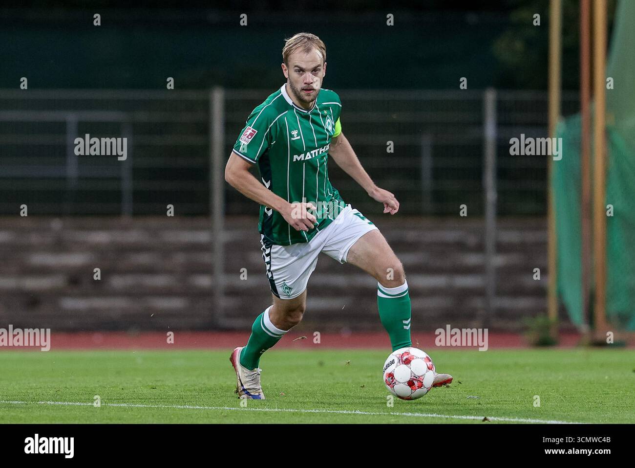 Cimo Röcker (SV Werder Bremen II, 5) am Ball, Freisteller, Einzelbild ...