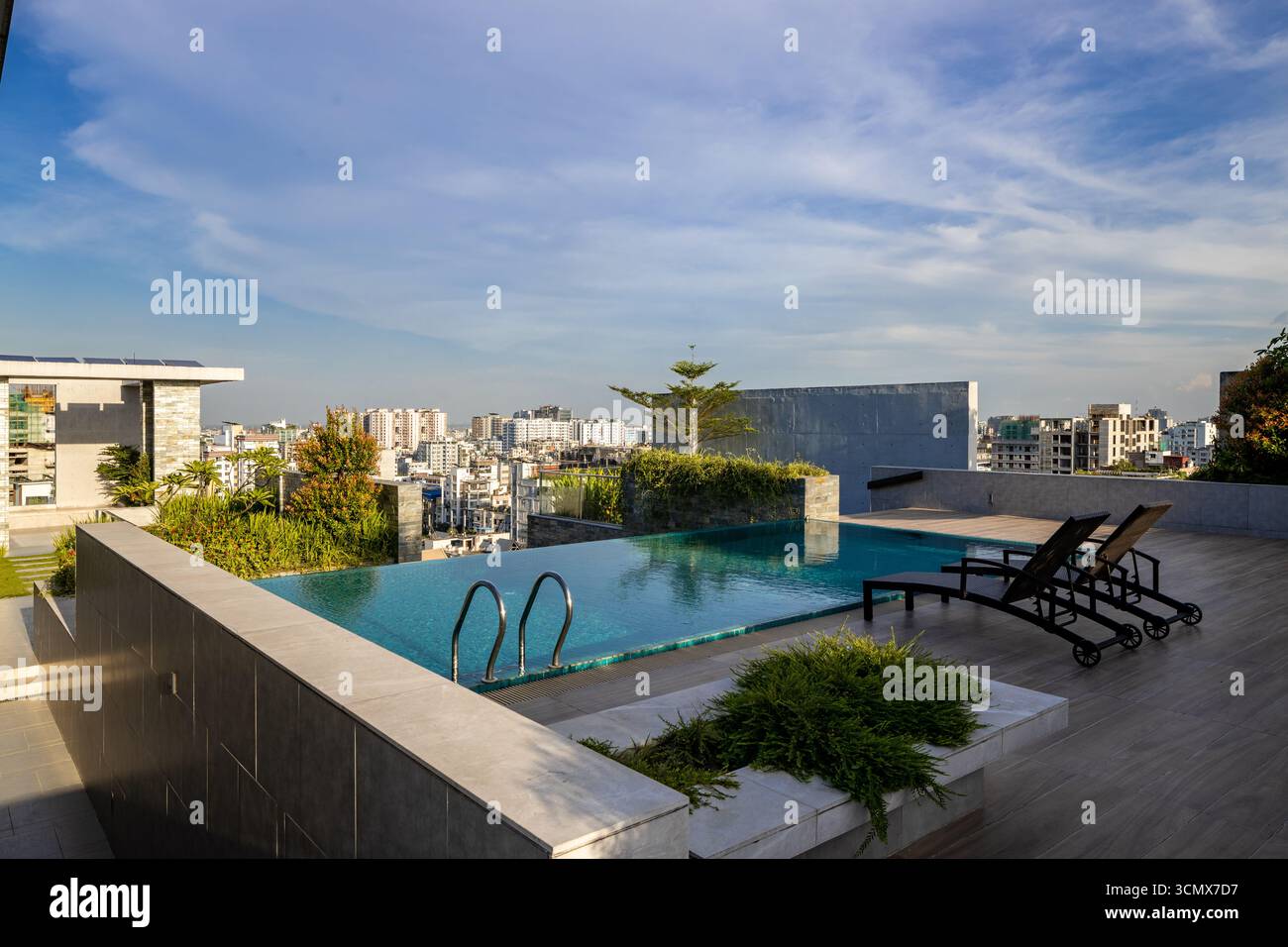 Exclusive rooftop retreat infinity hi-res stock photography and images ...