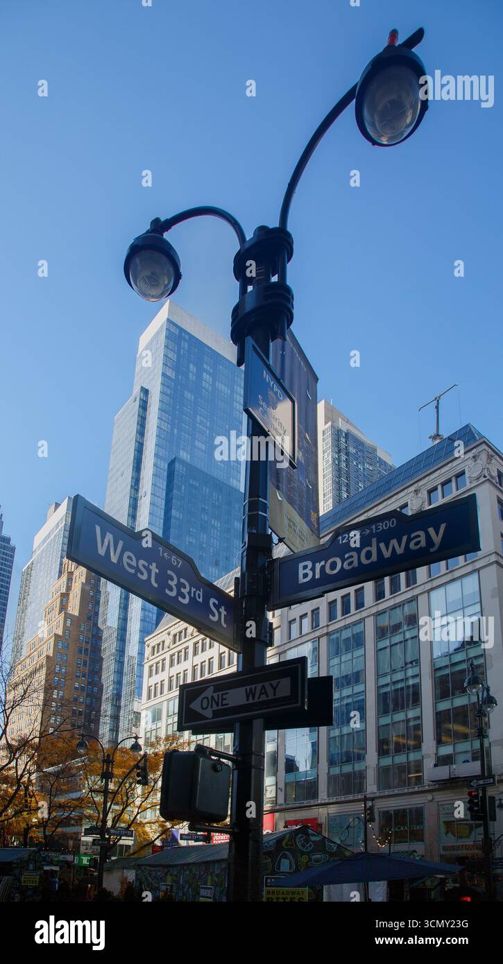 33rd street sign hi-res stock photography and images - Alamy