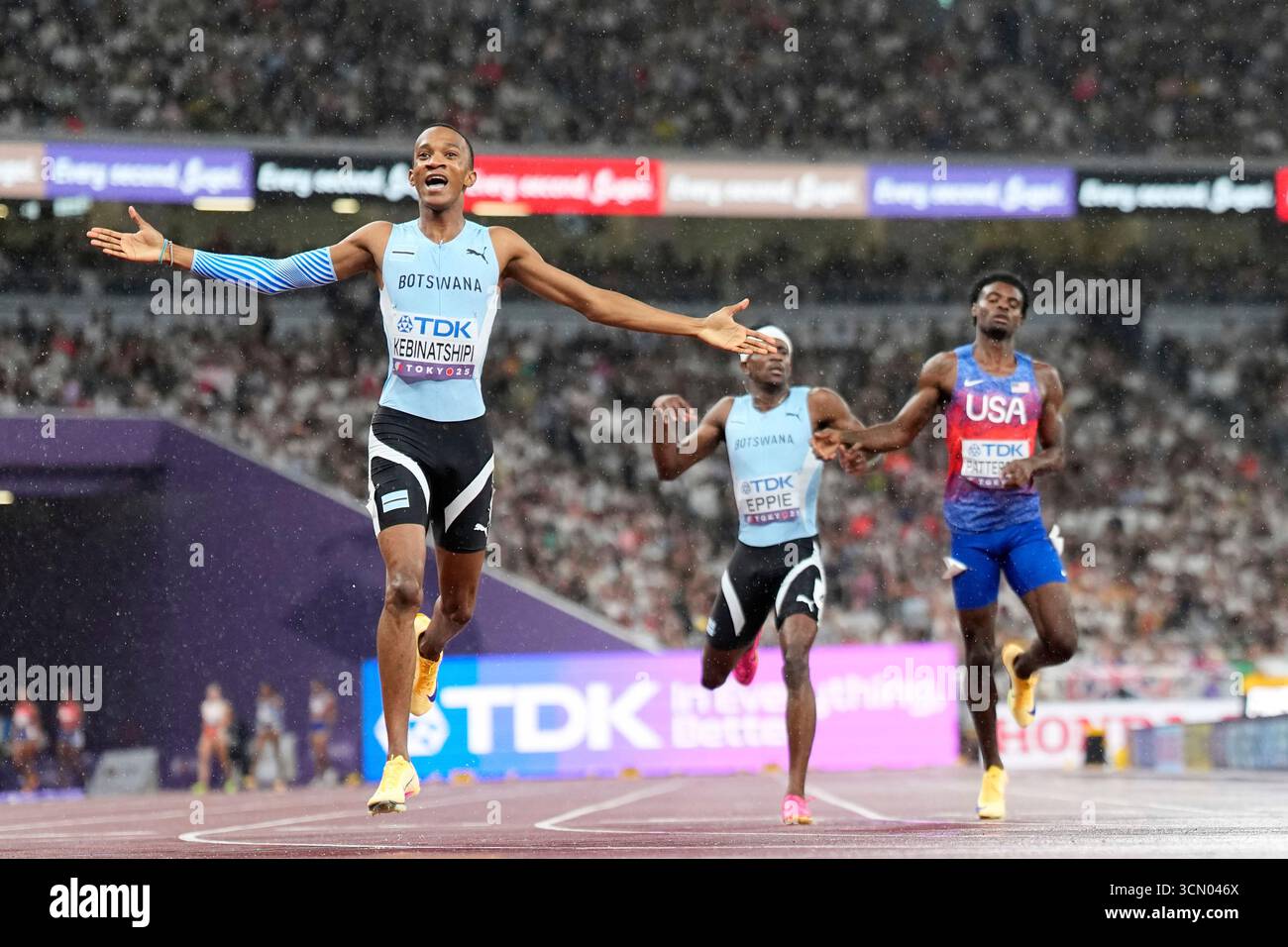 Botswana's Busang Collen Kebinatshipi celebrates taking the gold medal ...