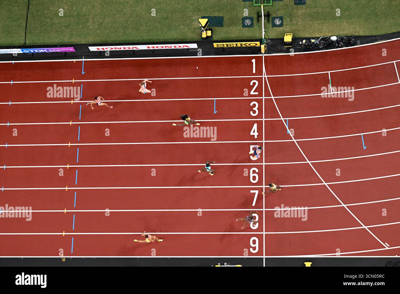Tokyo, Japan. 18th Sep, 2025. Athletes compete during the women's 200m semifinal at the 2025 World Athletics Championships in Tokyo, Japan, Sept. 18, 2025. Credit: Li Gang/Xinhua/Alamy Live News Stock Photo