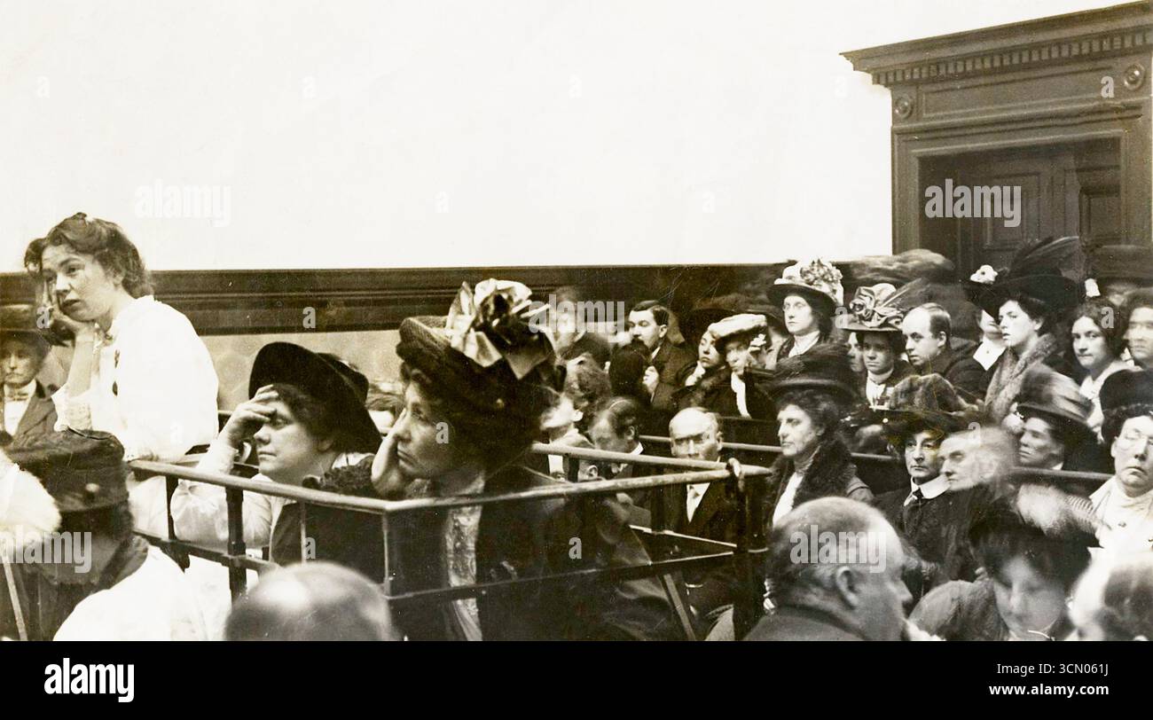SUFFRAGETTES ON TRIAL.  In the dock at Bow Street Magistrates Court,London, from left: Flora Drummond, Sylvia Pankhurst, Emmeline Pankhurst.  The trial on charges of conspiracy took place between 14-24 October 1909 and the Magistrate  Curtis Bennett found them guilty. Stock Photo
