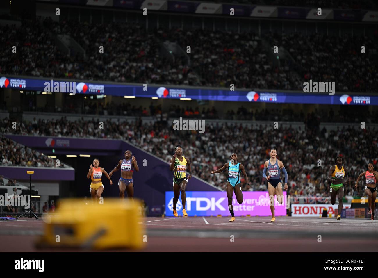 Tokyo, Japan. 18th Sep, 2025. Athletes compete during the women's 200m semifinal at the 2025 World Athletics Championships in Tokyo, Japan, Sept. 18, 2025. Credit: Li Gang/Xinhua/Alamy Live News Stock Photo