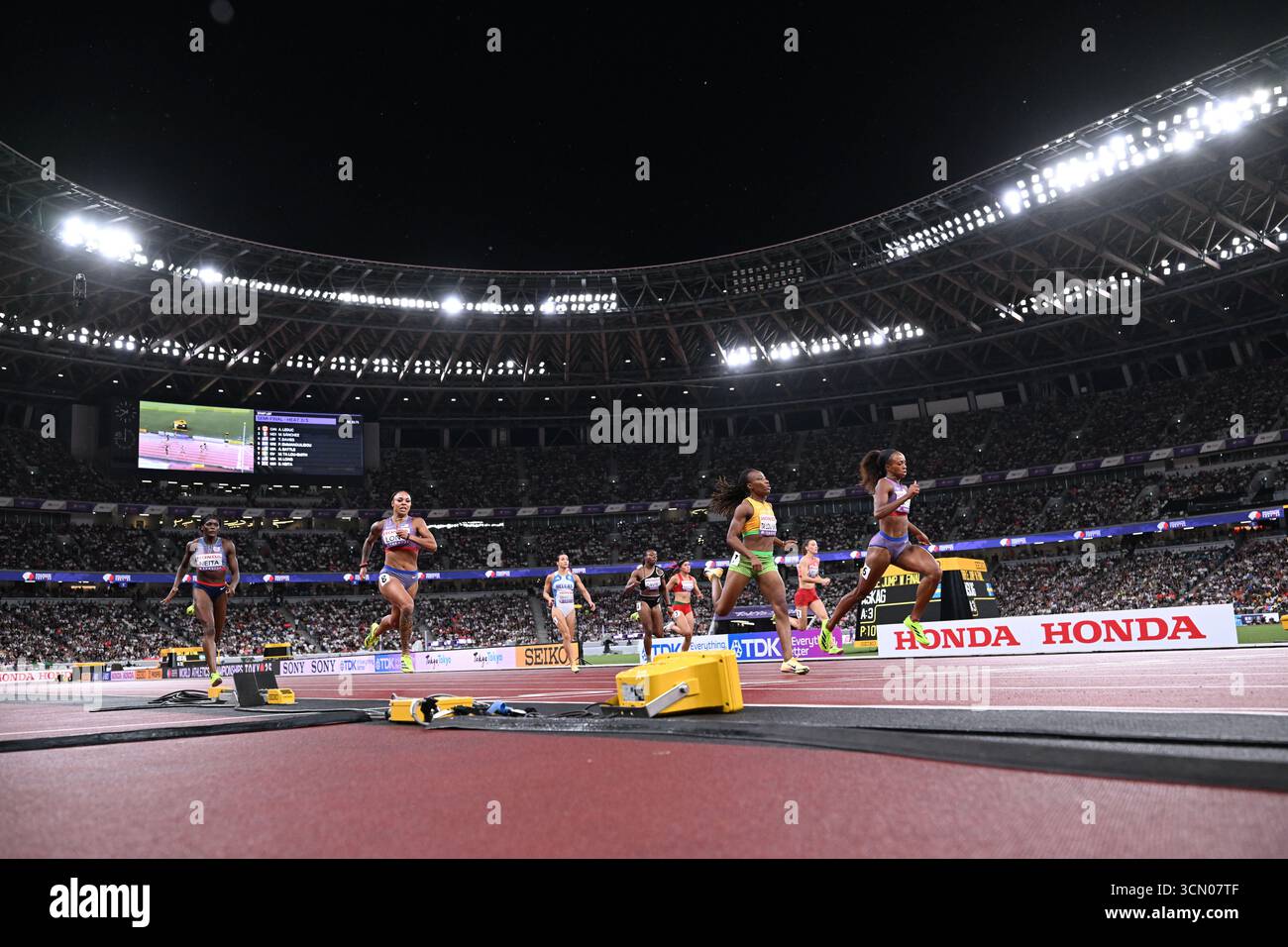 Tokyo, Japan. 18th Sep, 2025. Athletes compete during the women's 200m semifinal at the 2025 World Athletics Championships in Tokyo, Japan, Sept. 18, 2025. Credit: Li Gang/Xinhua/Alamy Live News Stock Photo