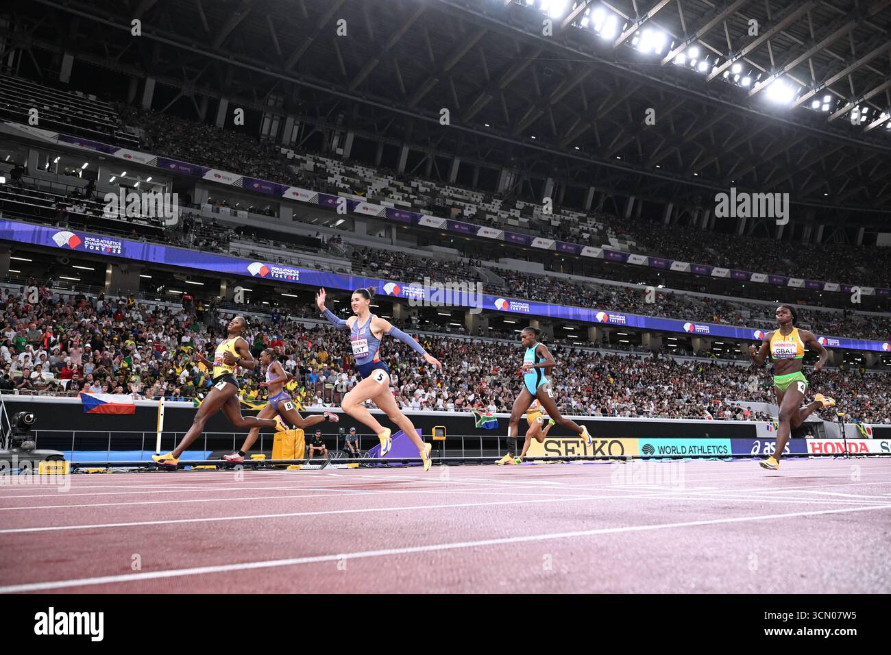 Tokyo, Japan. 18th Sep, 2025. Athletes compete during the women's 200m semifinal at the 2025 World Athletics Championships in Tokyo, Japan, Sept. 18, 2025. Credit: Li Gang/Xinhua/Alamy Live News Stock Photo
