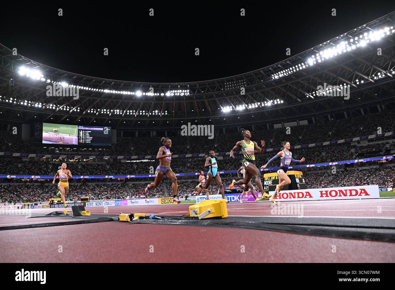 Tokyo, Japan. 18th Sep, 2025. Athletes compete during the women's 200m semifinal at the 2025 World Athletics Championships in Tokyo, Japan, Sept. 18, 2025. Credit: Li Gang/Xinhua/Alamy Live News Stock Photo