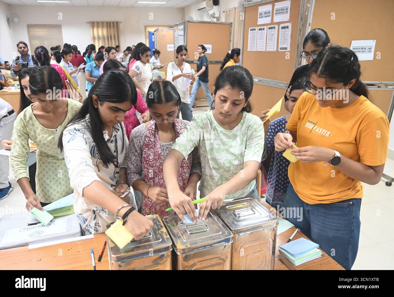 NEW DELHI, INDIA - SEPTEMBER 18: Students cast their votes for DUSU ...