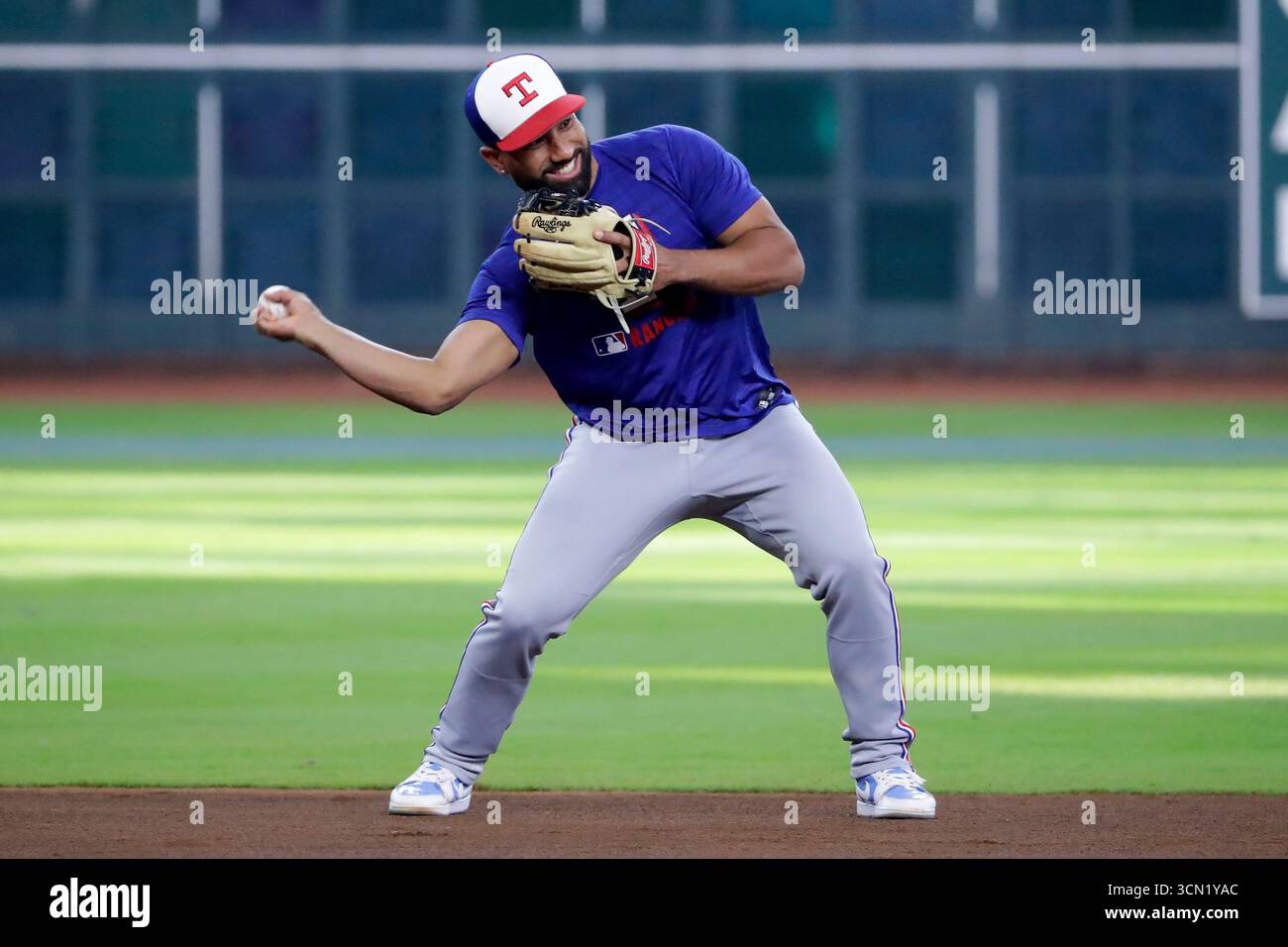 Texas Rangers shortstop Ezequiel Duran runs drills during batting ...
