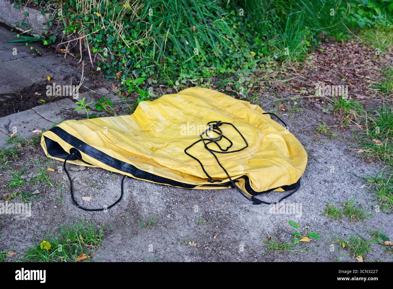 Raft straps hi-res stock photography and images - Alamy