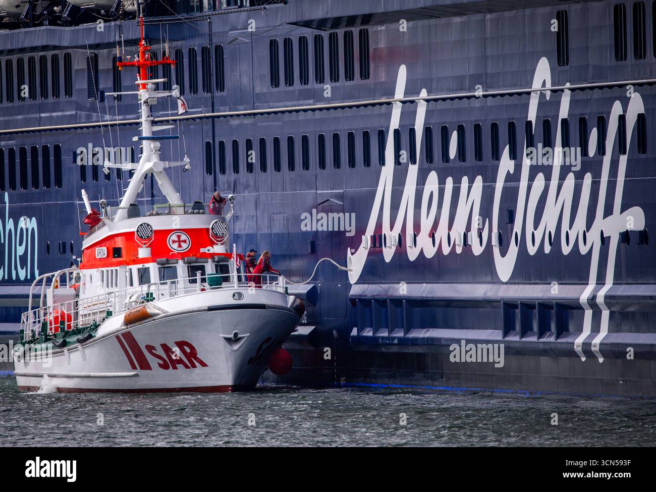 19 September 2025, Mecklenburg-Western Pomerania, Rostock: The rescue ...
