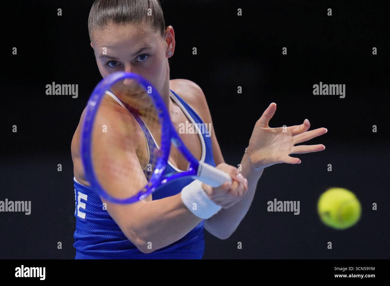 marta-kostyuk-of-ukraine-returns-a-forehand-shot-to-elisabetta