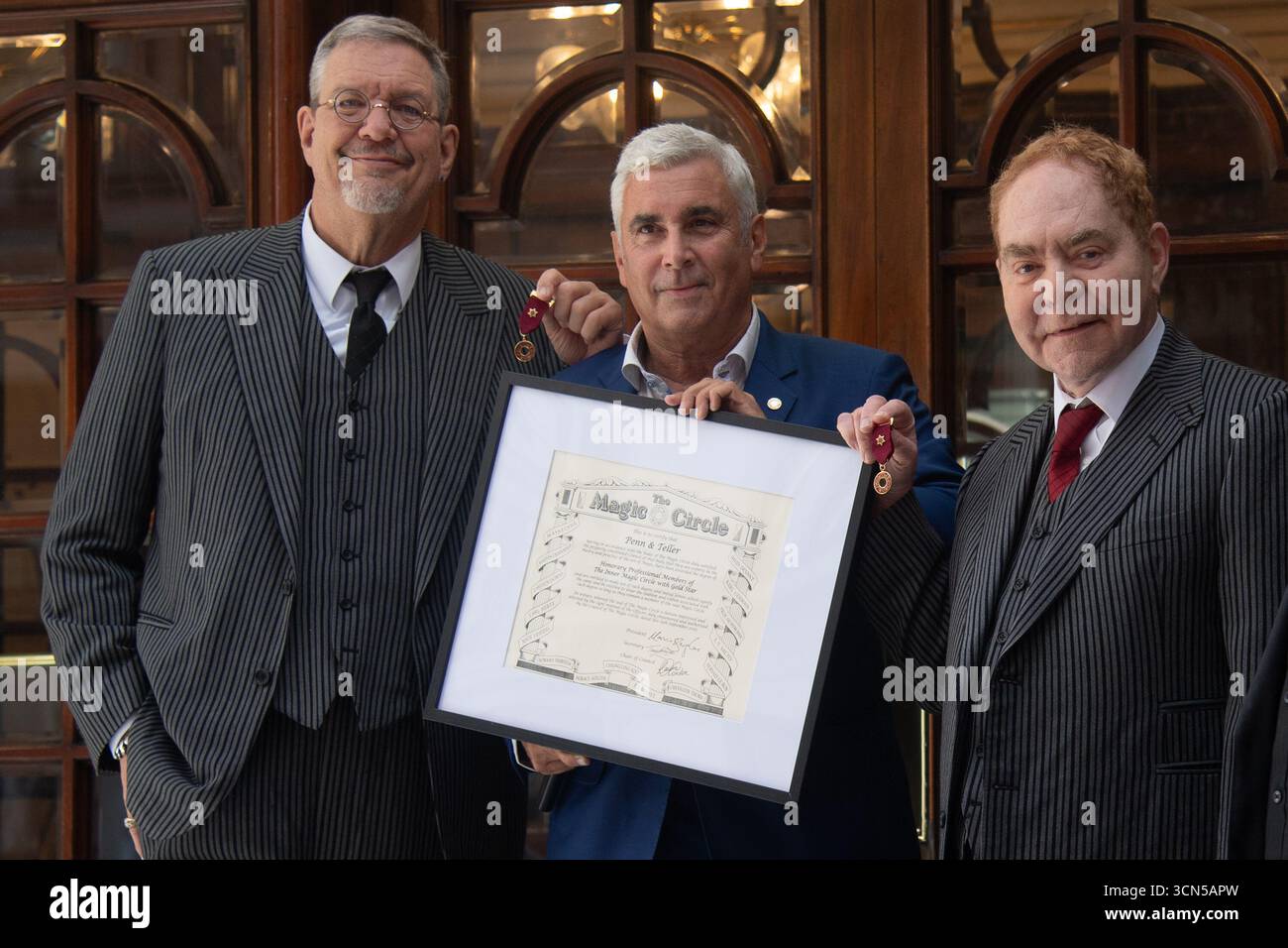 Penn teller magic hi-res stock photography and images - Alamy