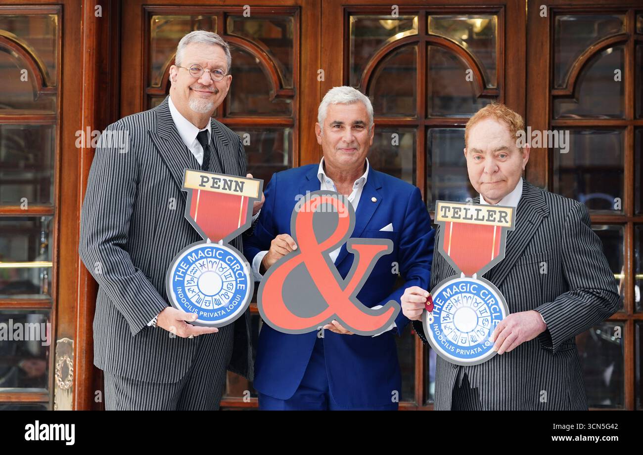 Penn teller magic hi-res stock photography and images - Alamy