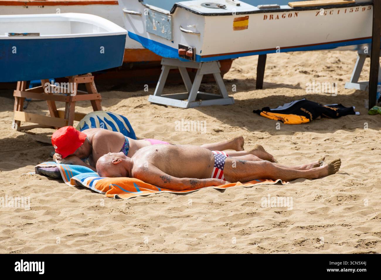 Las Palmas, Gran Canaria, Canary Islands, Spain. 19th September, 2025. Tourists, many from the UK, swelter on the city beach in Las Palmas on Gran Canaria as temperatures reach 39 degrees Celcius. The week long heatwave has caused some schools to suspend classes. Credit: Alan Dawson/Alamy Live News Stock Photo