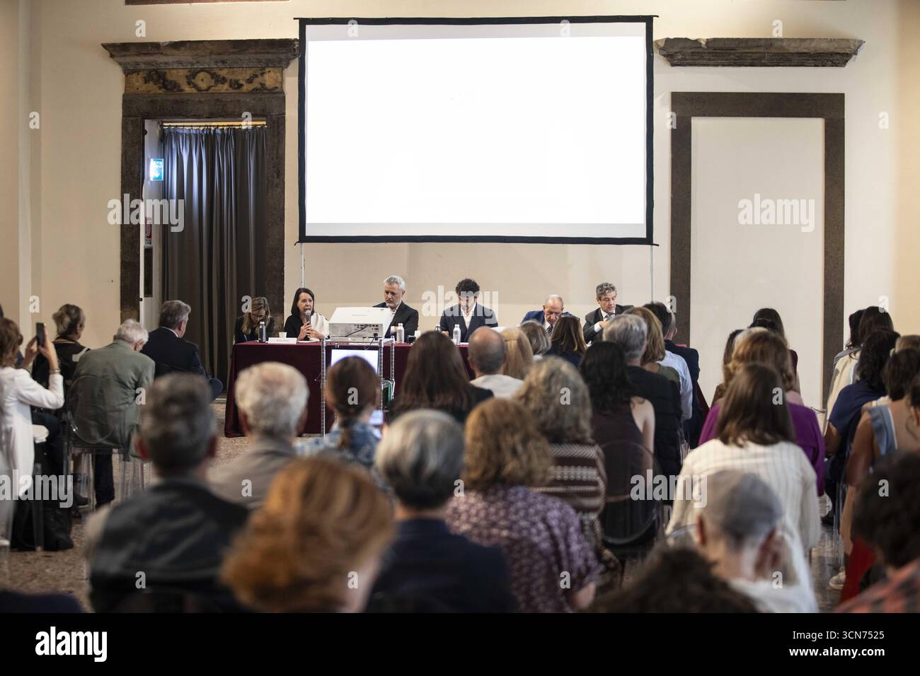 Milan, Palazzo Reale Press Conference 'Leonora Carrington' exhibition in photos: Domenico Pirania Director of Palazzo Reale, of the Cultural Promotion Sector of the Municipality of Milan and of the Milanese scientific museums, Simone Todorow CEO MondoMostre, Tommaso Sacchi Councillor for Culture of the Municipality of Milan, the curators of the retrospective Tere Arcq and Carlos Martín Stock Photo