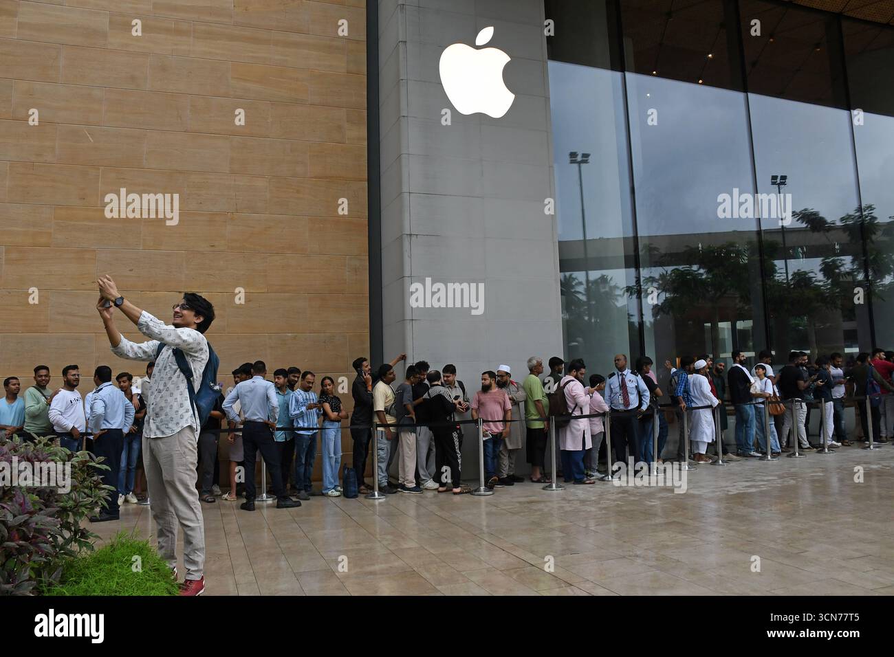 Mumbai, India. 19th Sep, 2025. People stand in queue waiting to buy the new  iPhone 17 series mobile phone which went on sale at the Apple store at Jio  World Drive mall