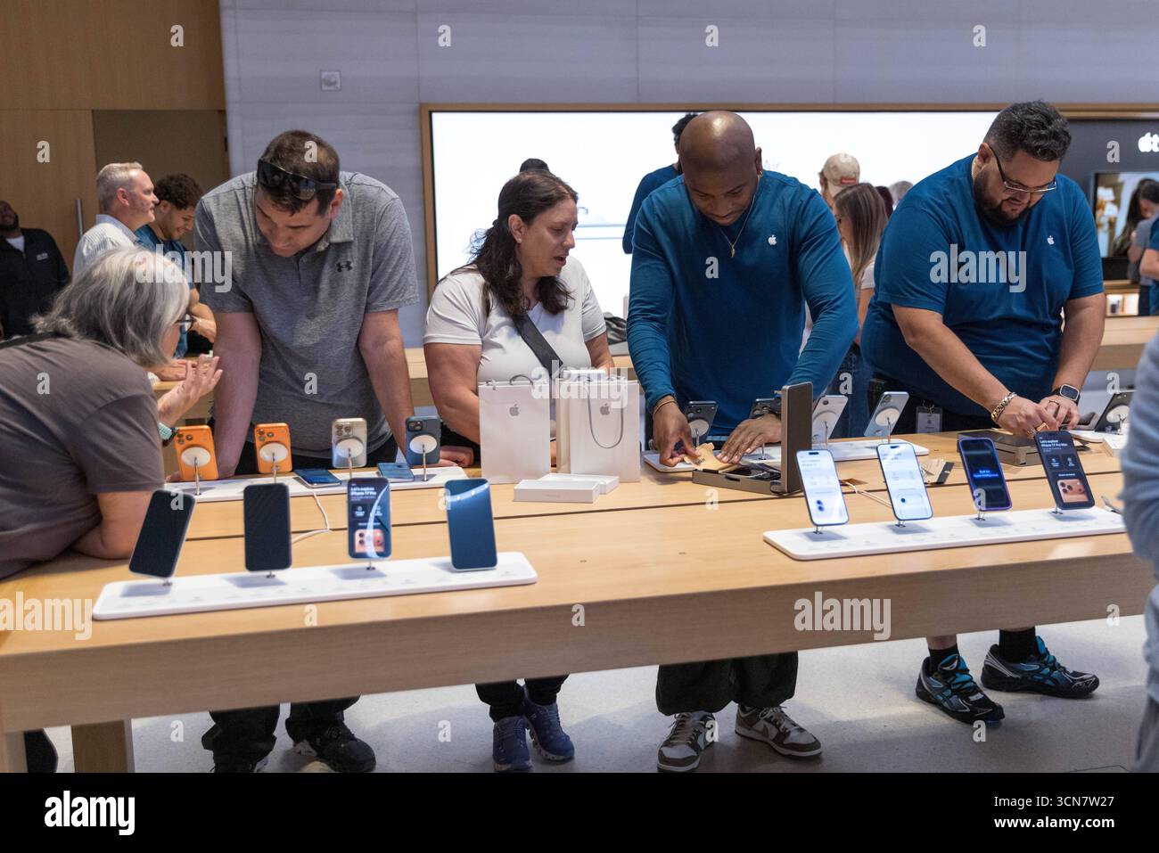 Tim Cook Welcomes Customers The Local Resource Guide: Navigating Tech Legacies in Austin