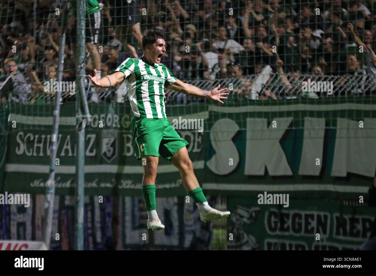 julius-hoffmann-19-chemie-leipzig-springt-nach-seinem-tor-jubelnd-in