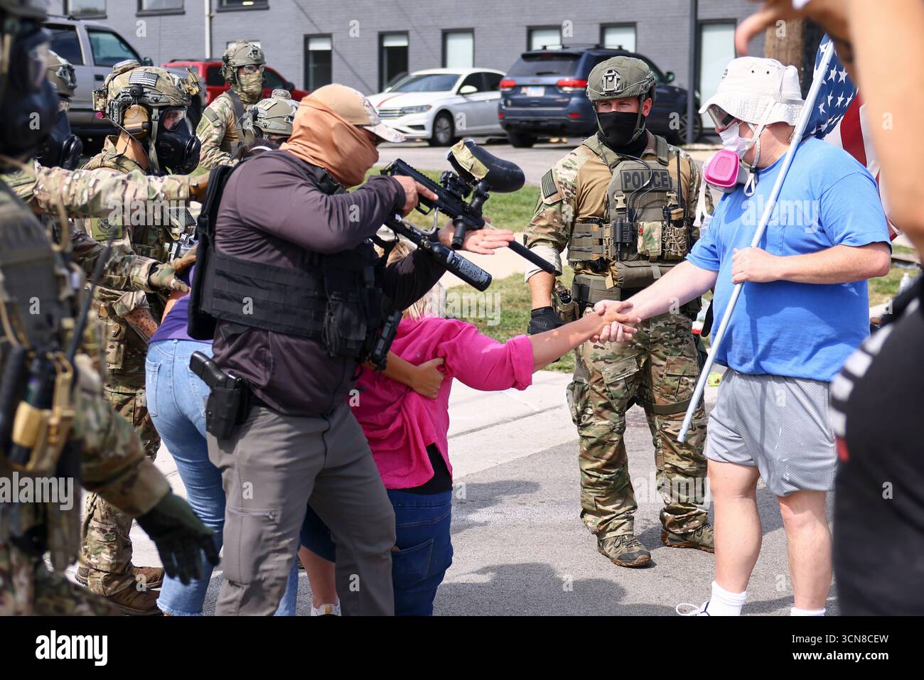 Immigration and Customs Enforcement officers push back protestors ...