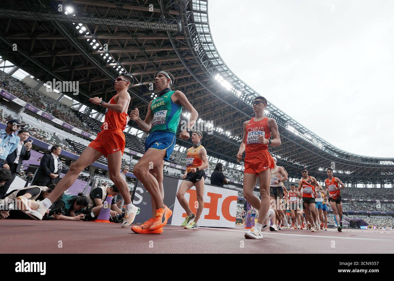 (250920) -- TOKYO, Sept. 20, 2025 (Xinhua) -- Wang Zhaozhao (4th L) of ...