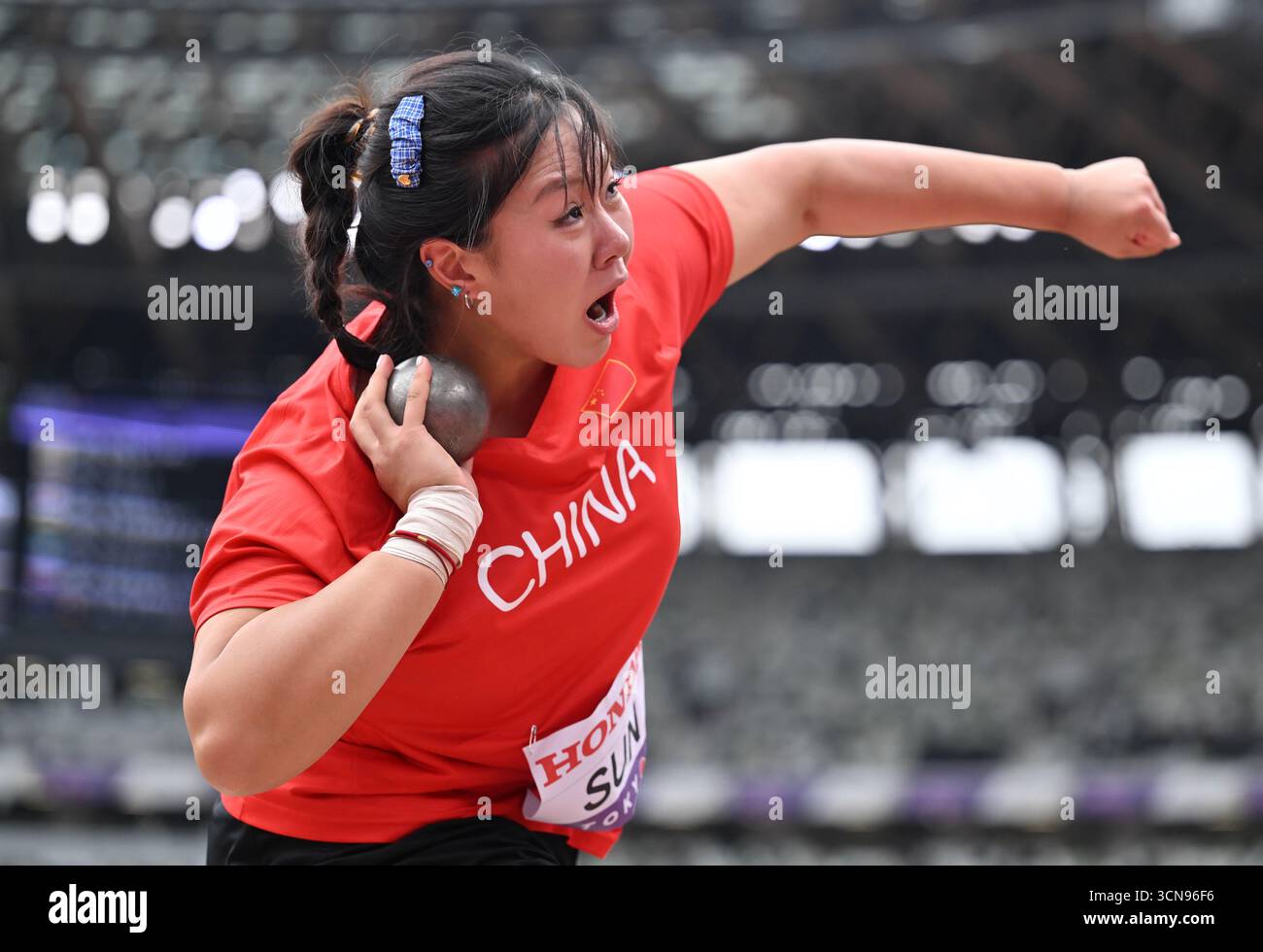 (250920) -- TOKYO, Sept. 20, 2025 (Xinhua) -- Sun Yue of China competes ...
