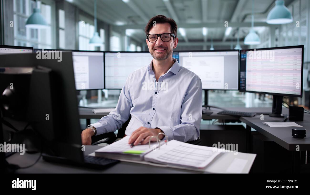 Crunching numbers male hi-res stock photography and images - Alamy