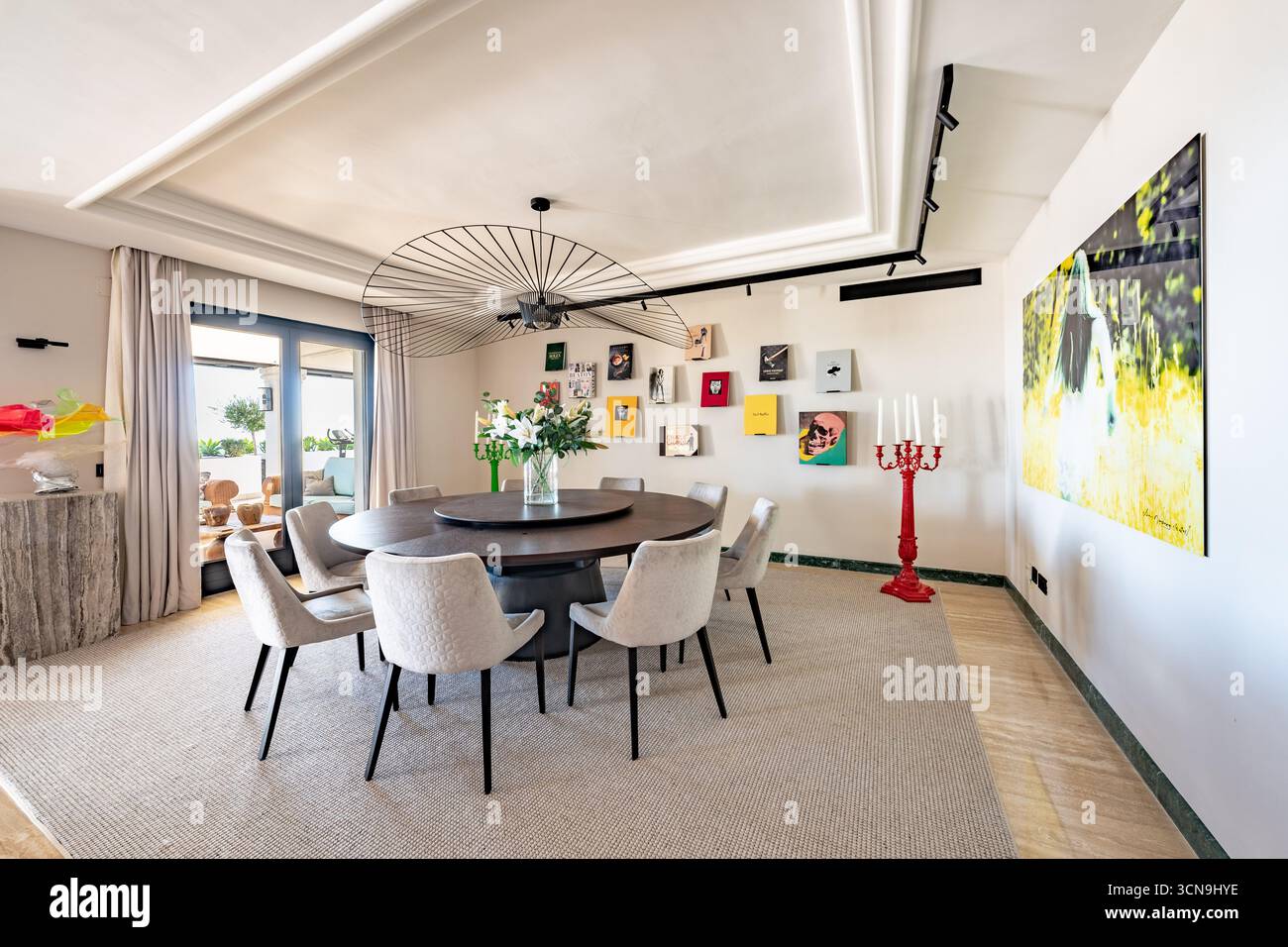 Image round dining table hi-res stock photography and images - Alamy