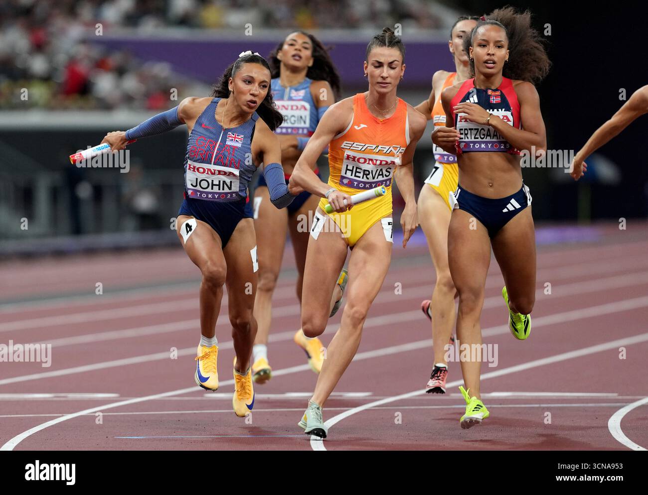 Great Britain s Yemi Mary John Almost Runs Into Spain s Blanca Hervas 