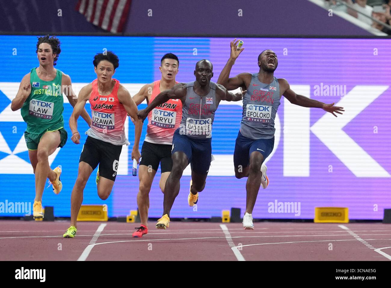 Great Britain s Jona Efoloko Fails To Hand The Baton To Eugene Amo great-britain-s-jona-efoloko-fails-to-hand-the-baton-to-eugene-amo