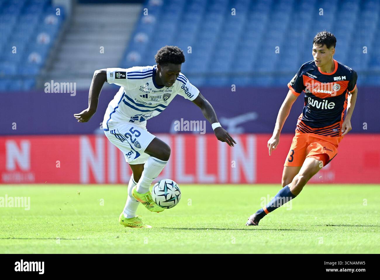 25-ayman-aiki-scb-03-naoufel-el-hannach-mhsc-during-the-ligue-2
