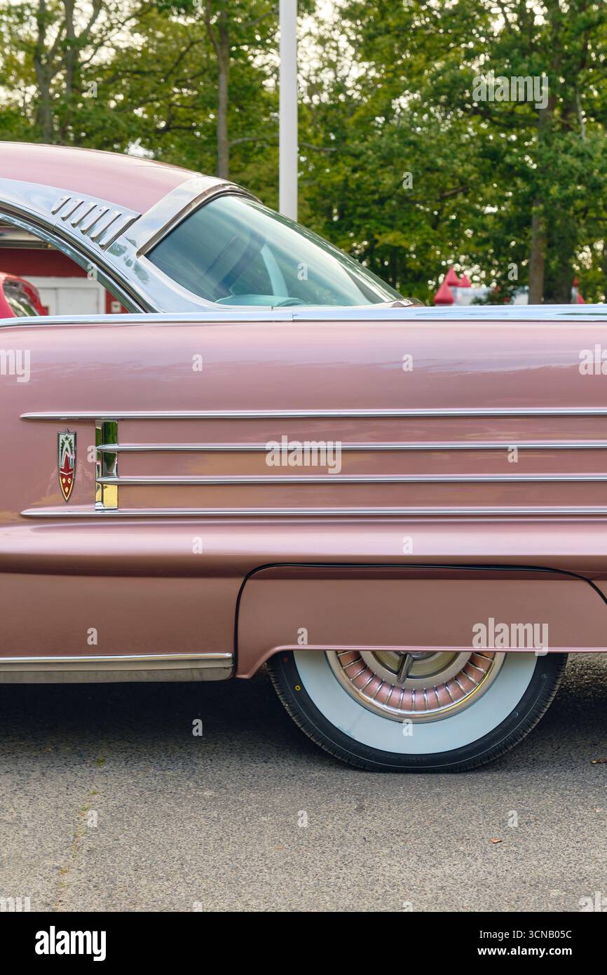 Karlskrona, Sweden ; September 13, 2025: 1958 Oldsmobile Super 88 chrome side trim with whitewall tire at classic US car show. Stock Photo