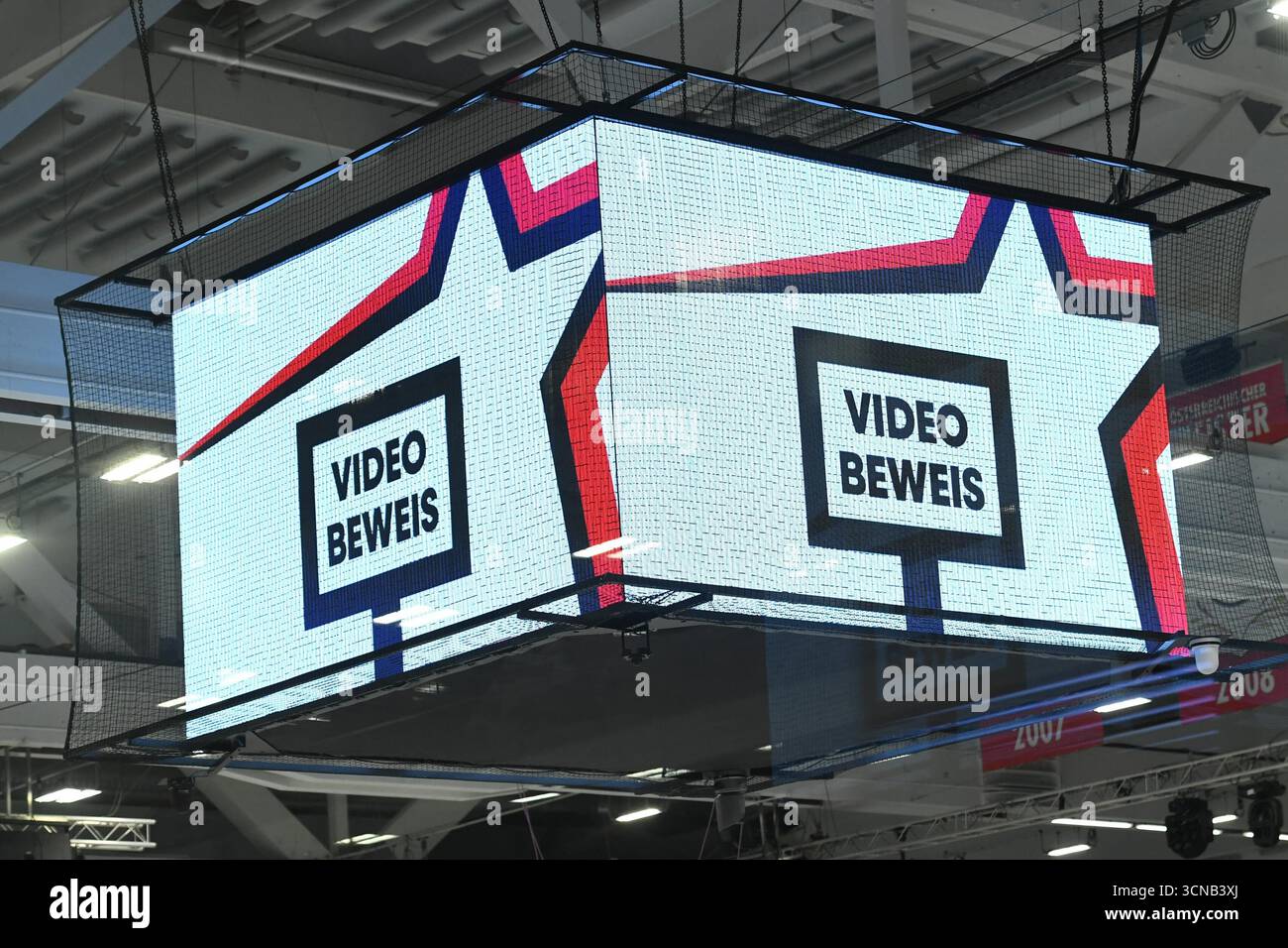 Salzburg, Germany. 19th Sep, 2025. win2day ICE Hockey League 3. Runde EC Red Bull Salzburg - EC IDM Waermepumpen VSV am 19.09.2025 in der Eisarena in Salzburg Auf demVideowuerfel in der Eisarena in Salzburg wird VAR/Video Assist/Videobeweis angezeigt Foto: Revierfoto Credit: ddp media GmbH/Alamy Live News Stock Photo