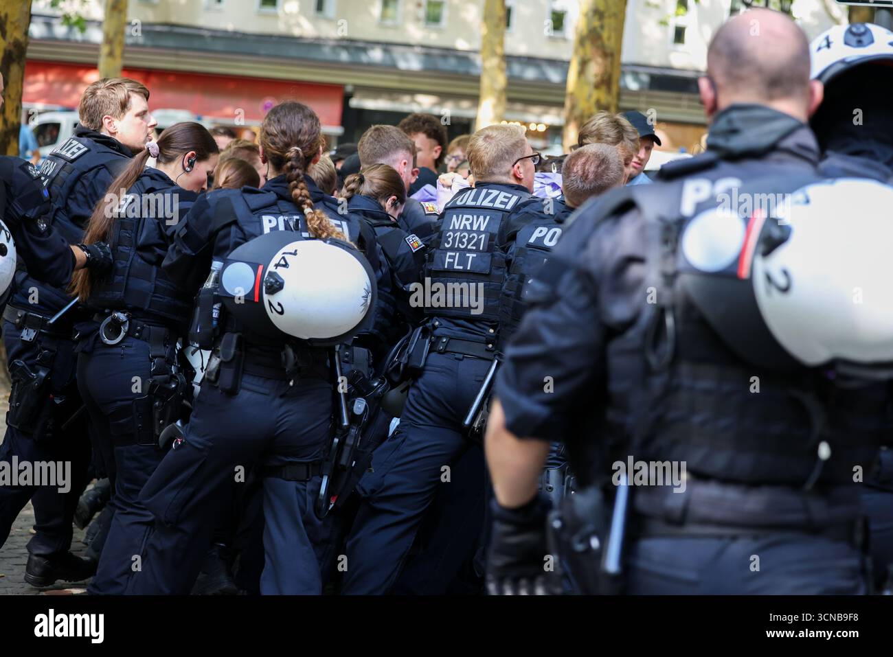 20 September 2025, North Rhine-Westphalia, Cologne: Police officers and ...