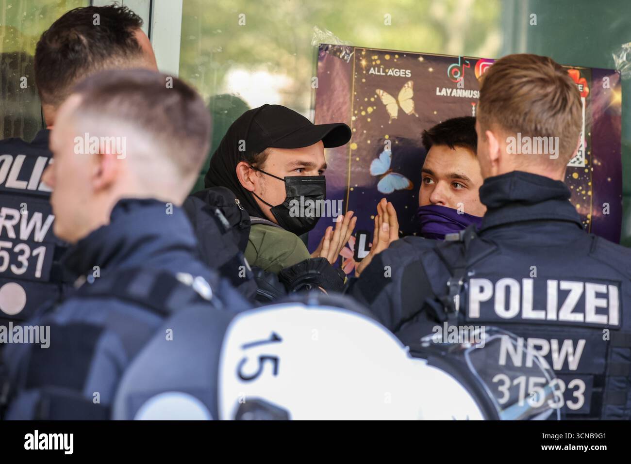 20 September 2025, North Rhine-Westphalia, Cologne: Police officers ...