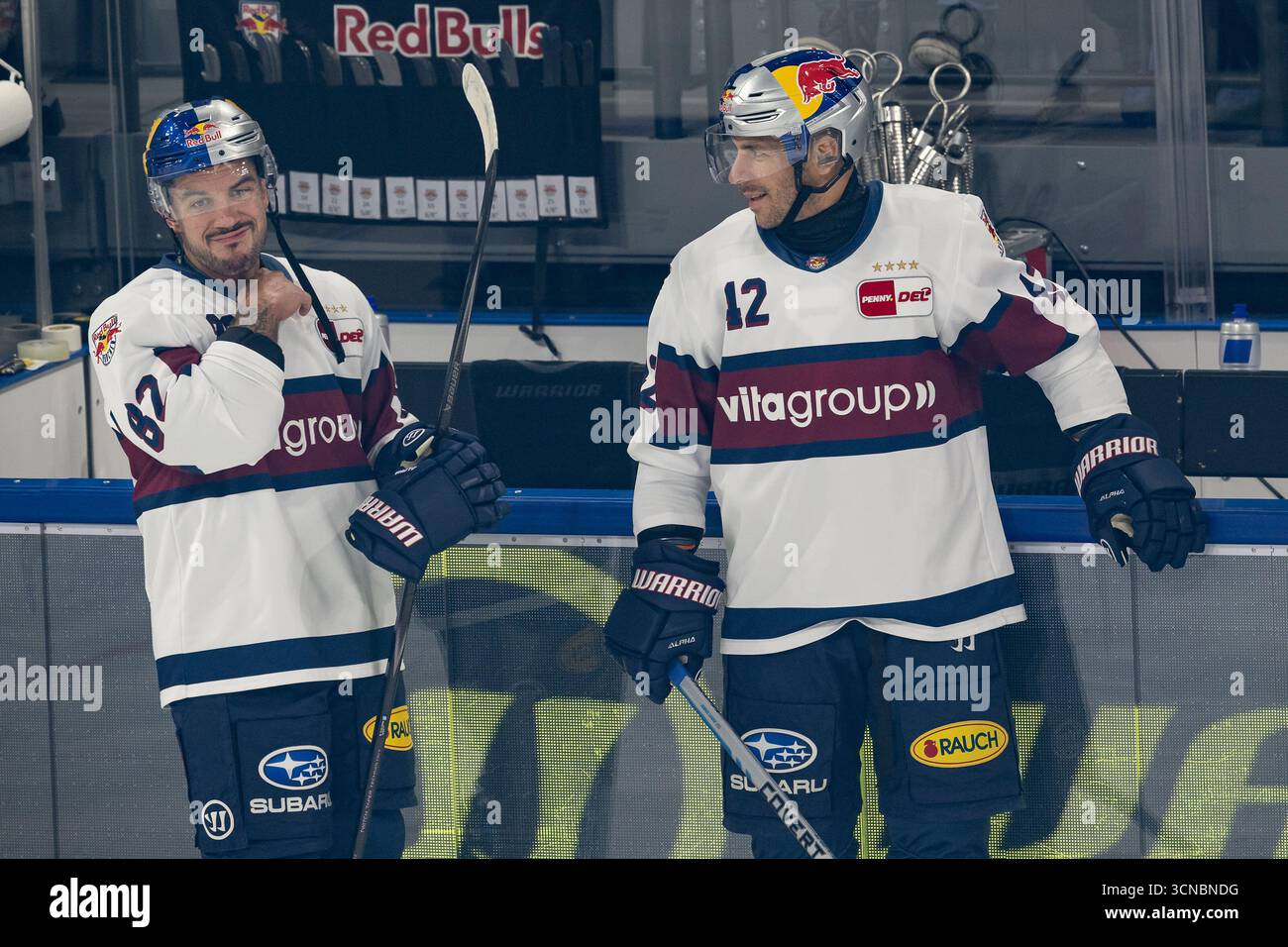 chris-desousa-ehc-red-bull-muenchen-82-und-yasin-ehliz-ehc-red