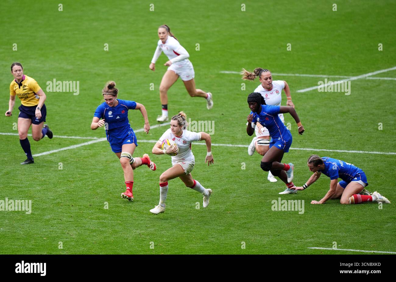 England's Ellie Kildunne (centre left) breaks through before scoring a ...