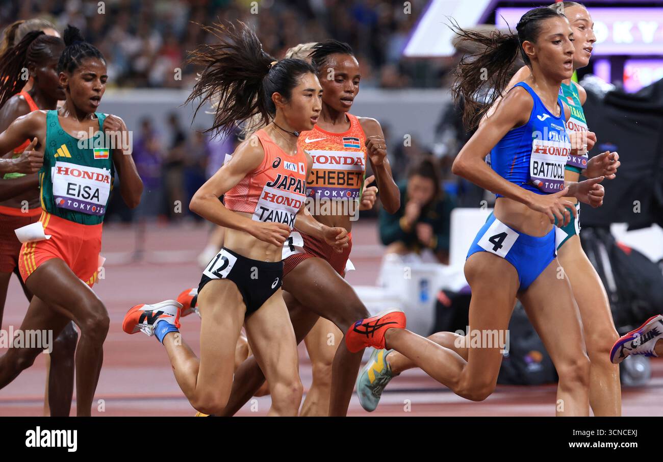 Athletes compete in the Women's 5,000 meters final at the World ...